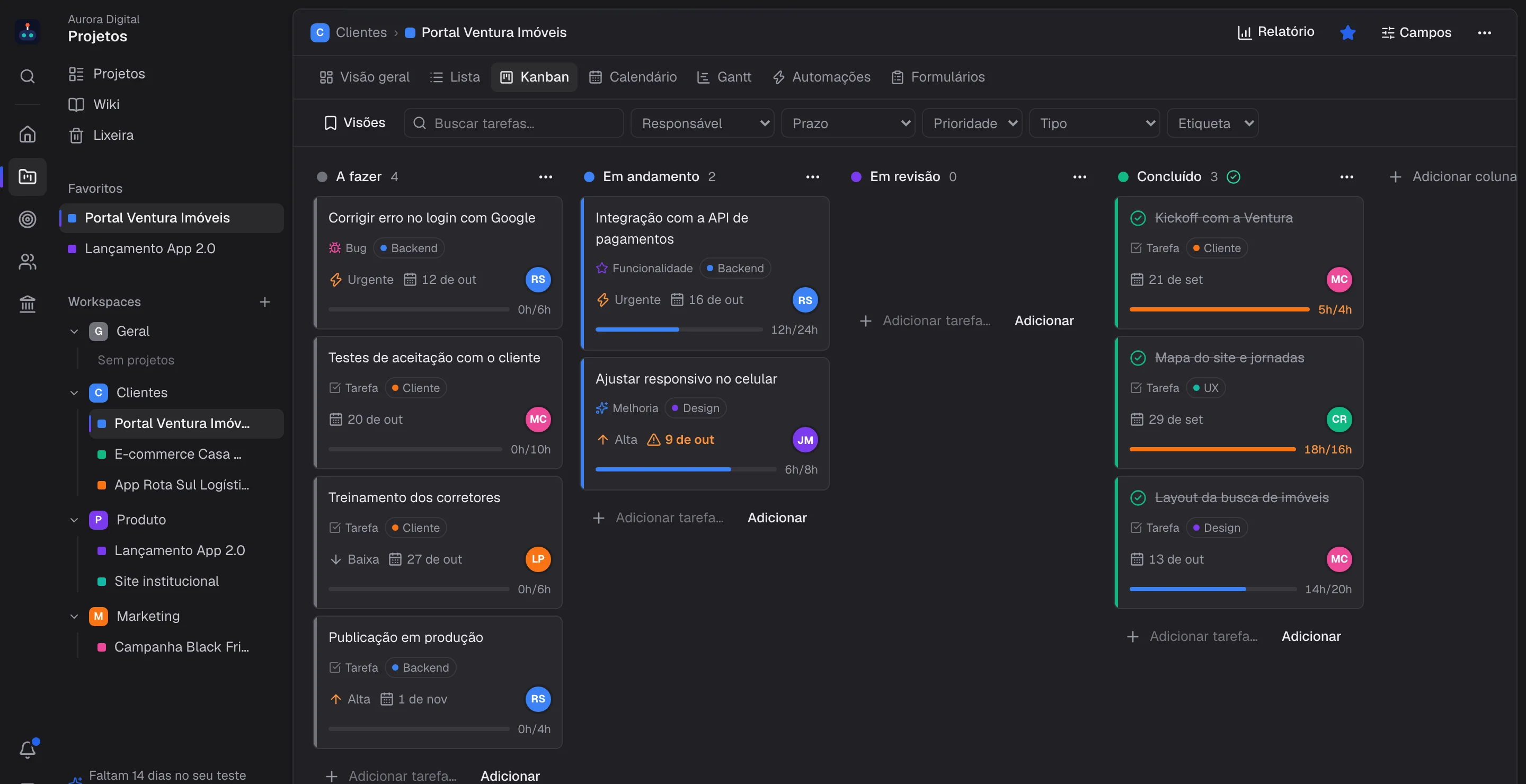 Stagio com o menu de OKRs, workspaces e pastas na lateral e um quadro kanban com tipos de tarefa, etiquetas coloridas, prazos, subtarefas, responsáveis e barras de horas planejadas e executadas